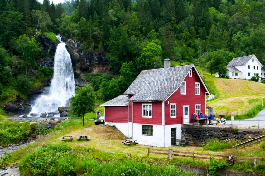 Hytter er ofte bygget i et vakkert naturskjønt område som et feriemål Hytter er ofte bygget i et vakkert naturskjønt område som et feriemål