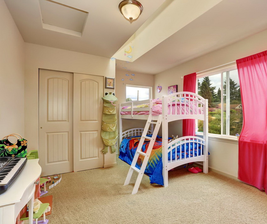 لا يتم استخدام الأسرّة بطابقين في غرف النوم الصغيرة فحسب ، بل يتم تثبيتها غالبًا في غرف فسيحة إلى حد ما. لا يتم استخدام الأسرّة بطابقين في غرف النوم الصغيرة فحسب ، بل يتم تثبيتها غالبًا في غرف فسيحة إلى حد ما.