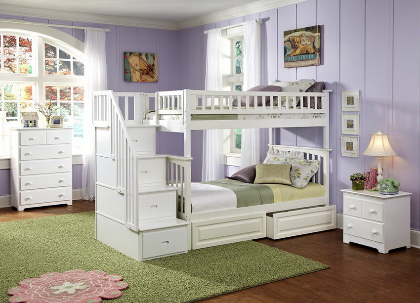 عادةً ما ينام الطفل الأكبر سنًا في الطابق العلوي والطفل الأصغر في الطابق السفلي. عادةً ما ينام الطفل الأكبر سنًا في الطابق العلوي والطفل الأصغر في الطابق السفلي.