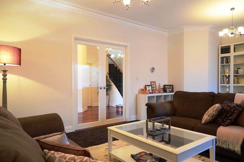 דלתות המטוטלת יכולות להיפתח פנימה או החוצה דלתות המטוטלת יכולות להיפתח פנימה או החוצה