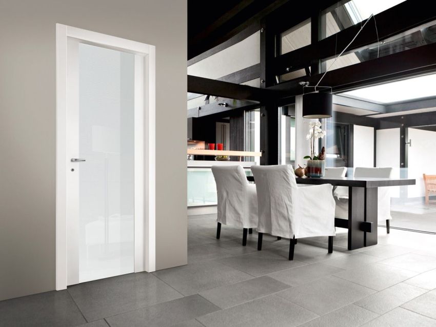 דלתות פנים בגוונים בהירים מגדילות את החלל באופן חזותי, ומעניקות לחדר קלילות וחן מיוחדים דלתות פנים בגוונים בהירים מגדילות את החלל באופן חזותי, ומעניקות לחדר קלילות וחן מיוחדים