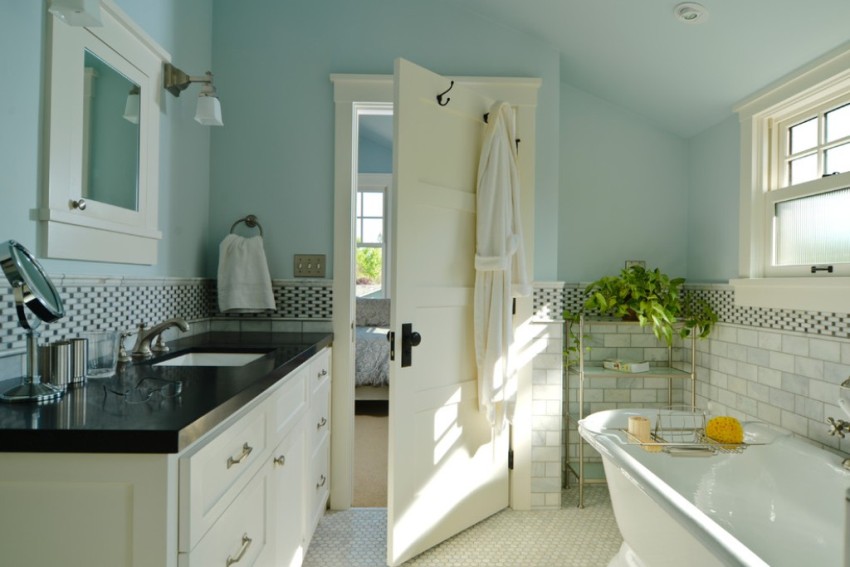 השילוב בין רצפה בהירה לדלתות לבנות בפנים החדר ייראה הכי הרמוני השילוב בין רצפה בהירה לדלתות לבנות בפנים החדר ייראה הכי הרמוני