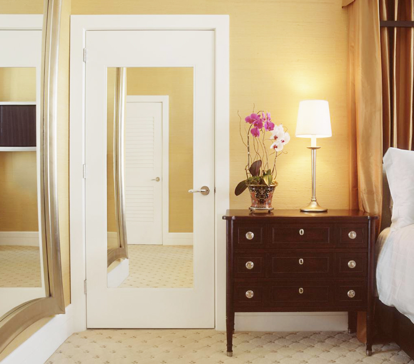 Spejloverfladen til en indvendig dør kan være regelmæssig, tonet eller mat Spejloverfladen til en indvendig dør kan være regelmæssig, tonet eller mat