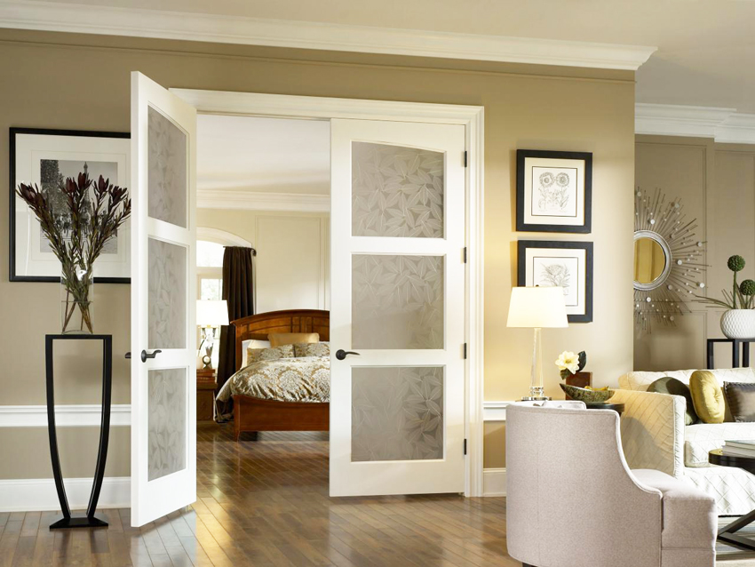 En dør med frostet, tonet eller bølgepap anbefales til soveværelset og badeværelset En dør med frostet, tonet eller bølgepap anbefales til soveværelset og badeværelset