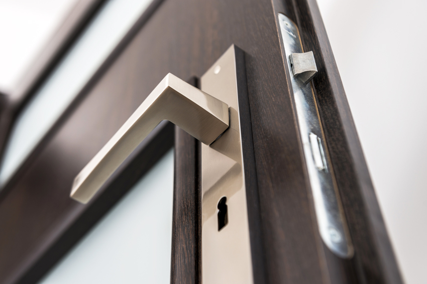 Et vigtigt element i en indvendig dør er hardware: den skal kombineres med glasindsatser Et vigtigt element i en indvendig dør er hardware: den skal kombineres med glasindsatser