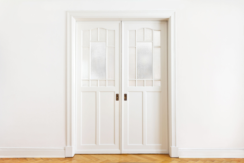 Hvid dør med glas er et alsidigt indvendigt element, der passer til næsten ethvert design Hvid dør med glas er et alsidigt indvendigt element, der passer til næsten ethvert design