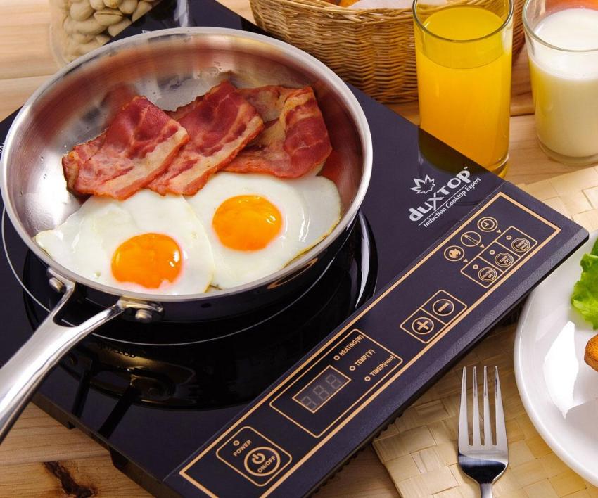 Induktionskog til bordplade adskiller sig fra modstykker i fuld størrelse i et mindre antal brændere og fraværet af en ovn Induktionskog til bordplade adskiller sig fra modstykker i fuld størrelse i et mindre antal brændere og fraværet af en ovn