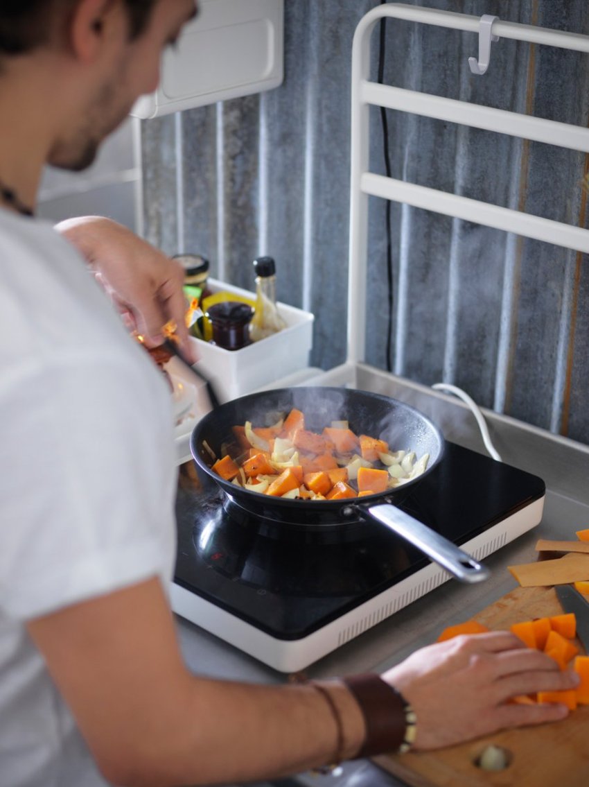 Induktionskogegrej skal være lavet af et ferromagnetisk materiale, der reagerer med kobberspiraler Induktionskogegrej skal være lavet af et ferromagnetisk materiale, der reagerer med kobberspiraler