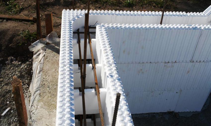 ข้อเสียเปรียบที่สำคัญของบล็อคโฟมคือความเปราะบางดังนั้นคุณต้องทำงานกับมันอย่างระมัดระวัง ข้อเสียเปรียบที่สำคัญของบล็อคโฟมคือความเปราะบางดังนั้นคุณต้องทำงานกับมันอย่างระมัดระวัง