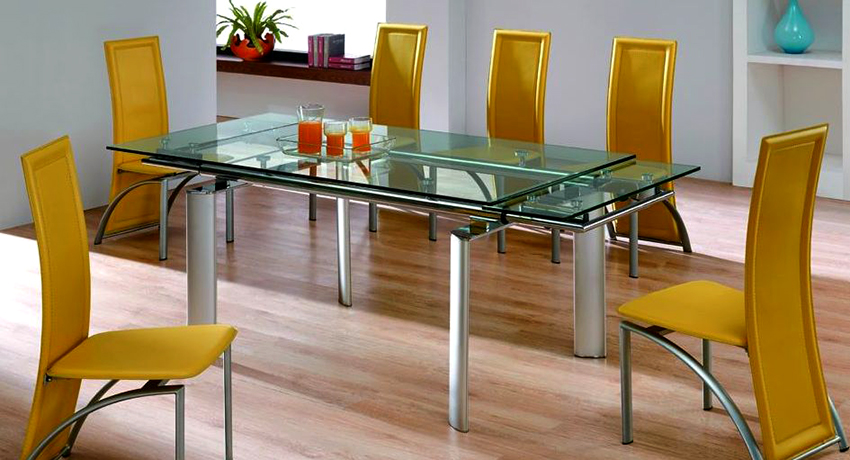 Obdĺžnikový posuvný stôl je možné umiestniť tak do stredu miestnosti, ako aj k stene Obdĺžnikový posuvný stôl je možné umiestniť tak do stredu miestnosti, ako aj k stene