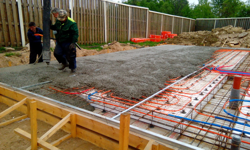 Ang pagbuo ng isang mainit na pundasyon ay magiging mahal, ngunit ito ang pinakamahusay na pagpipilian kung ang bahay ay inilaan para sa permanenteng paninirahan. Ang pagbuo ng isang mainit na pundasyon ay magiging mahal, ngunit ito ang pinakamahusay na pagpipilian kung ang bahay ay inilaan para sa permanenteng paninirahan.