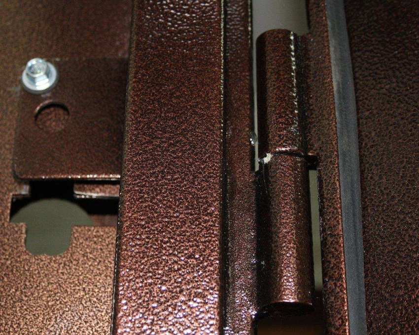 Le processus d'alignement comprend le réglage des charnières, dont le déplacement provoque souvent l'affaissement du vantail de porte. Le processus d'alignement comprend le réglage des charnières, dont le déplacement provoque souvent l'affaissement du vantail de porte.