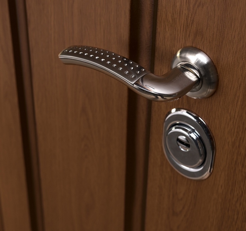 Si vous avez des difficultés à fermer la porte, il est parfois nécessaire de réparer la poignée Si vous avez des difficultés à fermer la porte, il est parfois nécessaire de réparer la poignée