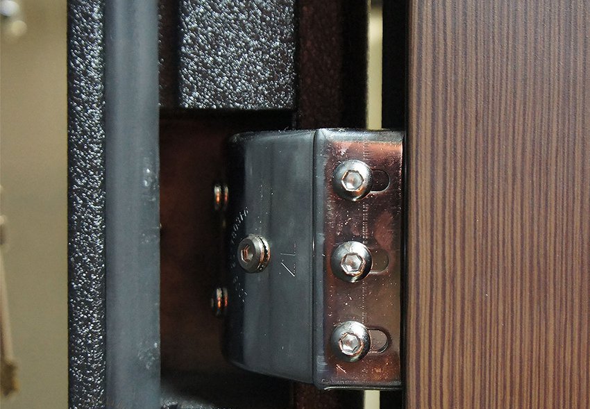 L'usure des charnières résulte d'une utilisation prolongée et constante de la porte L'usure des charnières résulte d'une utilisation prolongée et constante de la porte