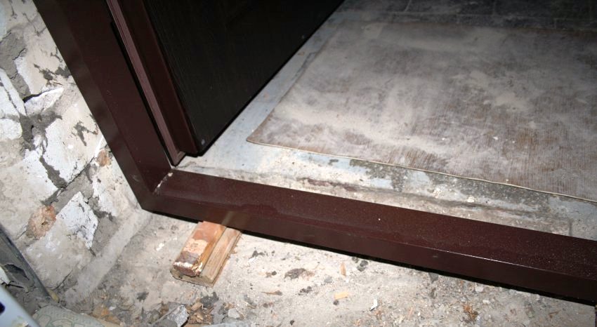 Pour éliminer le défaut du trou, vous devez insérer des cales d'espacement sous la base de la boîte et renforcer la structure avec du ciment Pour éliminer le défaut du trou, vous devez insérer des cales d'espacement sous la base de la boîte et renforcer la structure avec du ciment