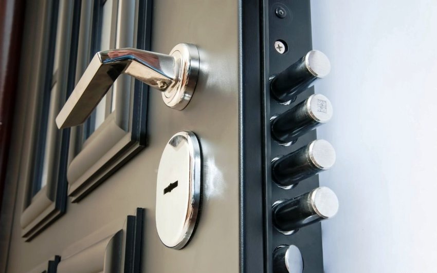 Les produits en alliages souples ont le plus souvent une languette de poignée de porte statique. Les produits en alliages souples ont le plus souvent une languette de poignée de porte statique.