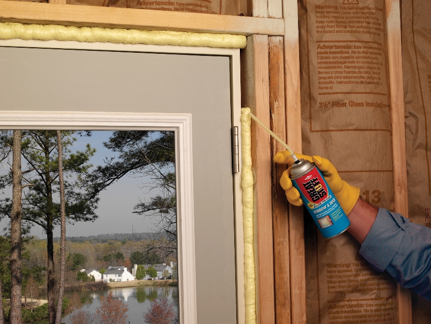 Le cadre de la porte est isolé avec de la mousse de polyuréthane Le cadre de la porte est isolé avec de la mousse de polyuréthane