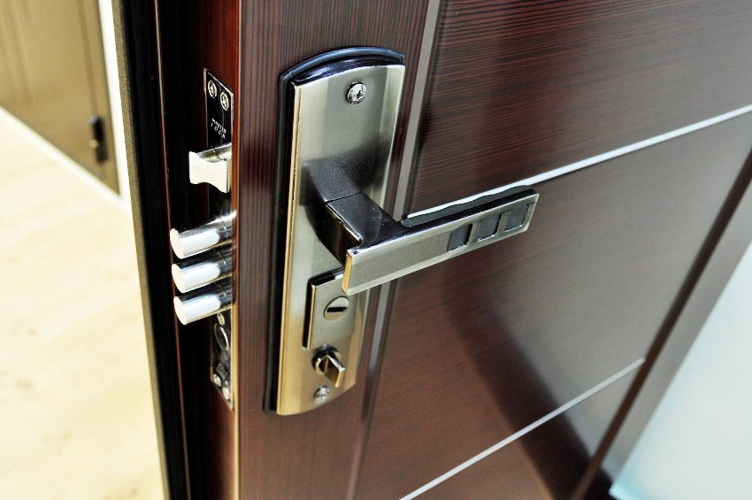 Le coût de réparation de la serrure de porte, des charnières et d'autres éléments de quincaillerie peut varier considérablement en fonction de la nature du dysfonctionnement Le coût de réparation de la serrure de porte, des charnières et d'autres éléments de quincaillerie peut varier considérablement en fonction de la nature du dysfonctionnement