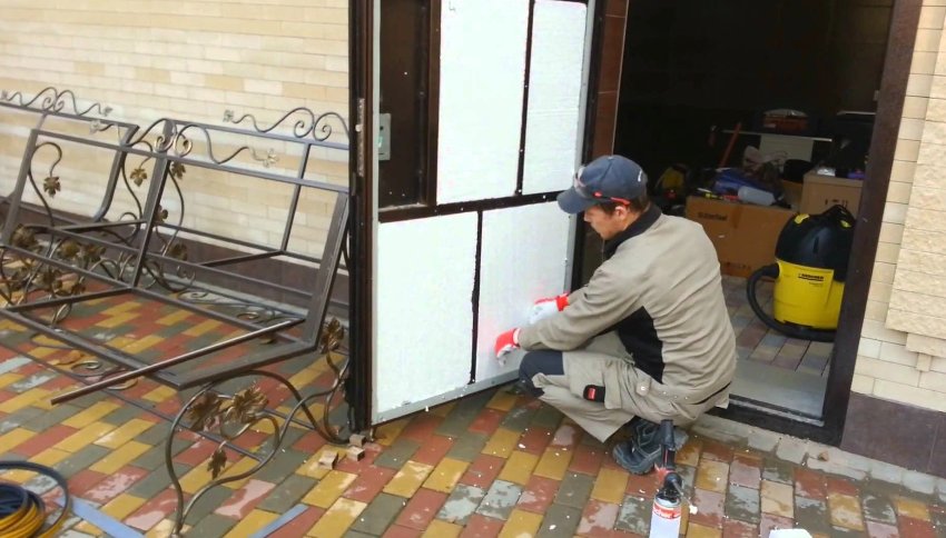 Lors du revêtement d'une feuille de métal, vous devez être prudent et prudent Lors du revêtement d'une feuille de métal, vous devez être prudent et prudent