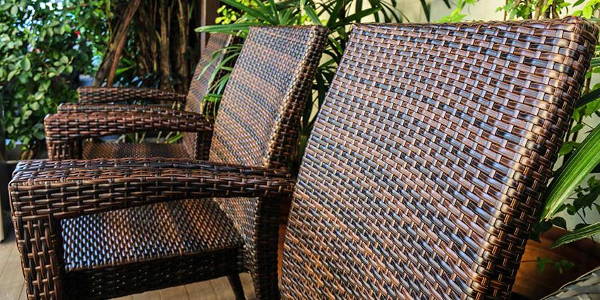 Når du laver møbler af kunstig rotting, skal du være opmærksom på de ydre hjørner: rammen skal ikke vise sig igennem Når du laver møbler af kunstig rotting, skal du være opmærksom på de ydre hjørner: rammen skal ikke vise sig igennem