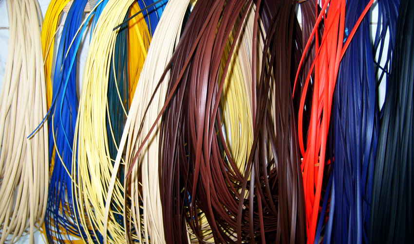 Kunstig rotting er et syntetisk bånd i forskellige bredder og længder, der bruges til at lave havemøbler og indretning Kunstig rotting er et syntetisk bånd i forskellige bredder og længder, der bruges til at lave havemøbler og indretning