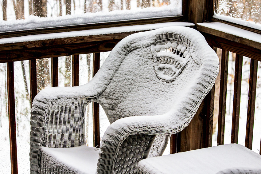 Kunstige rottingmøbler til haven behøver ikke at bringes ind i rummet om vinteren, fordi sådant materiale ikke er bange for pludselige temperaturændringer Kunstige rottingmøbler til haven behøver ikke at bringes ind i rummet om vinteren, fordi sådant materiale ikke er bange for pludselige temperaturændringer