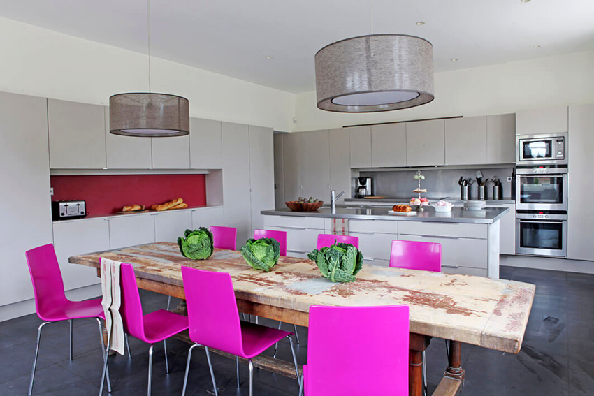 โต๊ะไม้ธรรมชาติใช้งานได้จริงและดูดีในการตกแต่งภายในห้องครัว โต๊ะไม้ธรรมชาติใช้งานได้จริงและดูดีในการตกแต่งภายในห้องครัว