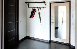 Hoveddør med spejl: kreativ indretning eller praktisk løsning?