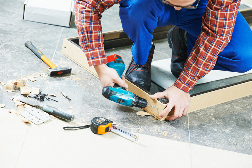 שיטות לקיבוע משקוף הדלת: דרך הזיזים, דרך חור ואחיזות מתכת שיטות לקיבוע משקוף הדלת: דרך הזיזים, דרך חור ואחיזות מתכת