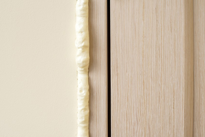 כדי לחזק ולבודד את הפתח, עליך להקציף את הפער בין דפנות הצד לאות כדי לחזק ולבודד את הפתח, עליך להקציף את הפער בין דפנות הצד לאות