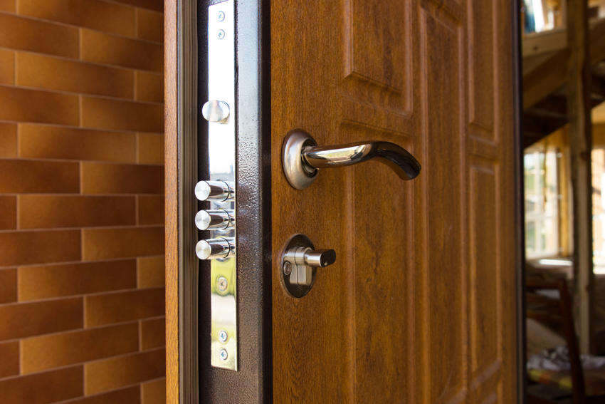 לוחות MDF מאפשרים לא רק לשנות את עיצוב הדלת, אלא גם לשפר את הפרמטרים הטכניים לוחות MDF מאפשרים לא רק לשנות את עיצוב הדלת, אלא גם לשפר את הפרמטרים הטכניים