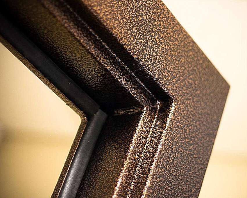 בעת התקנת דלת מתכת בבית פרטי, על מסגרת הדלת להיות מבודדת לא רק מבפנים, אלא גם מבחוץ בעת התקנת דלת מתכת בבית פרטי, על מסגרת הדלת להיות מבודדת לא רק מבפנים, אלא גם מבחוץ