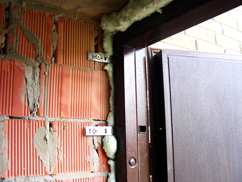 זיזי הדלת כבר יש חורים לתיקון משקוף הדלת זיזי הדלת כבר יש חורים לתיקון משקוף הדלת