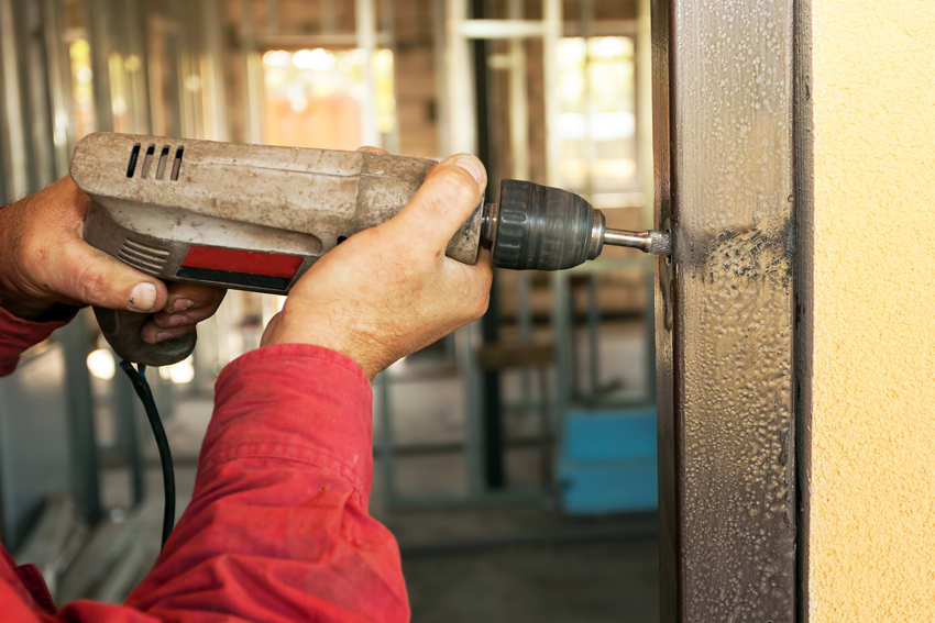 הדרך הקלה ביותר להתקין את משקוף הדלת היא דרך החור הדרך הקלה ביותר להתקין את משקוף הדלת היא דרך החור