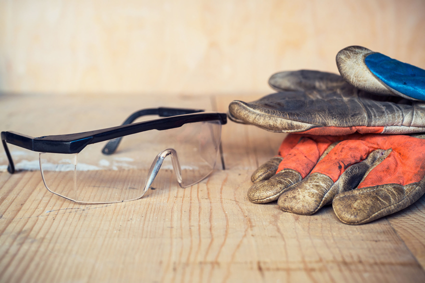 Podczas wycinania zamka w metalowych drzwiach dla bezpieczeństwa należy używać okularów i rękawic ochronnych Podczas wycinania zamka w metalowych drzwiach dla bezpieczeństwa należy używać okularów i rękawic ochronnych