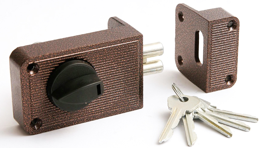 Podczas instalowania zamka łatowego skrzydło drzwi praktycznie nie cierpi Podczas instalowania zamka łatowego skrzydło drzwi praktycznie nie cierpi