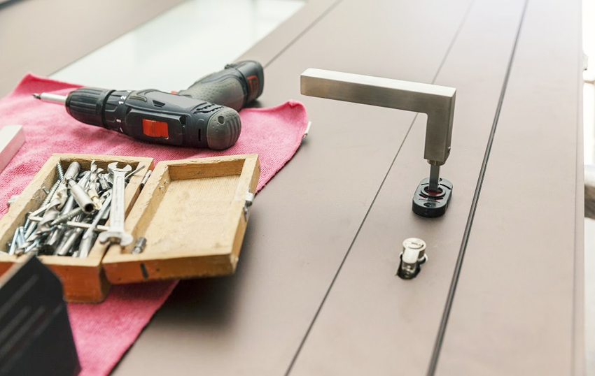 Aby zapobiec uszkodzeniu zamka w metalowych drzwiach, czasami konieczne jest przeprowadzenie kontroli prewencyjnej Aby zapobiec uszkodzeniu zamka w metalowych drzwiach, czasami konieczne jest przeprowadzenie kontroli prewencyjnej