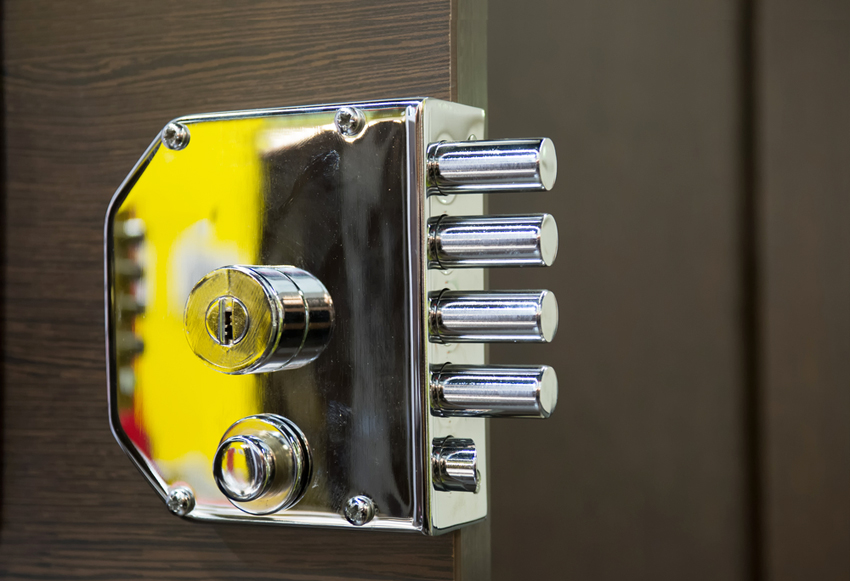 Kłódki nie pasują do korpusu drzwi, dzięki czemu są znacznie łatwiejsze w montażu Kłódki nie pasują do korpusu drzwi, dzięki czemu są znacznie łatwiejsze w montażu