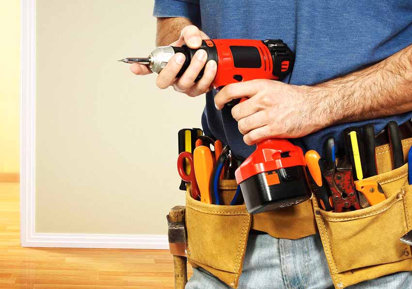 Jednym z podstawowych narzędzi do wycinania zamka w metalowych drzwiach jest wiertarka. Jednym z podstawowych narzędzi do wycinania zamka w metalowych drzwiach jest wiertarka.