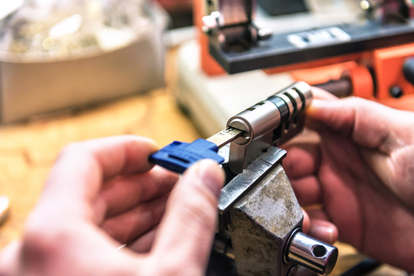 להגנה מהימנה על הבית, עדיף לבחור מנעולים מהדרגה השלישית או הרביעית של התנגדות לפריצה. להגנה מהימנה על הבית, עדיף לבחור מנעולים מהדרגה השלישית או הרביעית של התנגדות לפריצה.