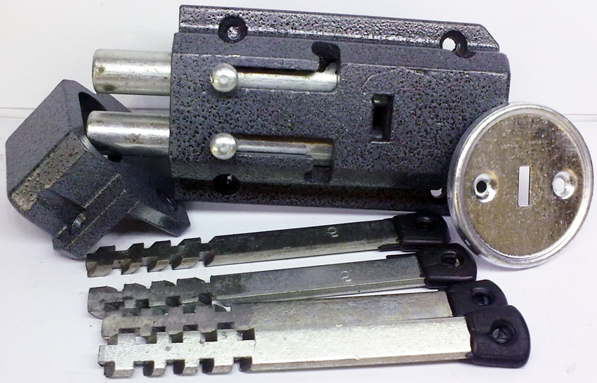 נעילת מוטות מותקנת בצורה הטובה ביותר על דלתות בנייני חוץ נעילת מוטות מותקנת בצורה הטובה ביותר על דלתות בנייני חוץ