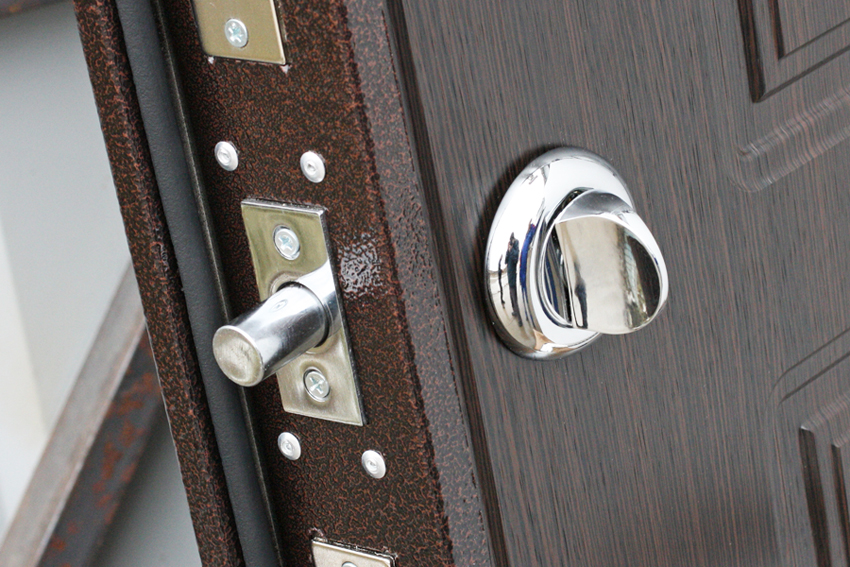 רצוי שהמנעול יהיה סגור מבפנים עם ידית סיבובית, שכן במקרה חירום זה יקל על היציאה מהחדר. רצוי שהמנעול יהיה סגור מבפנים עם ידית סיבובית, שכן במקרה חירום זה יקל על היציאה מהחדר.