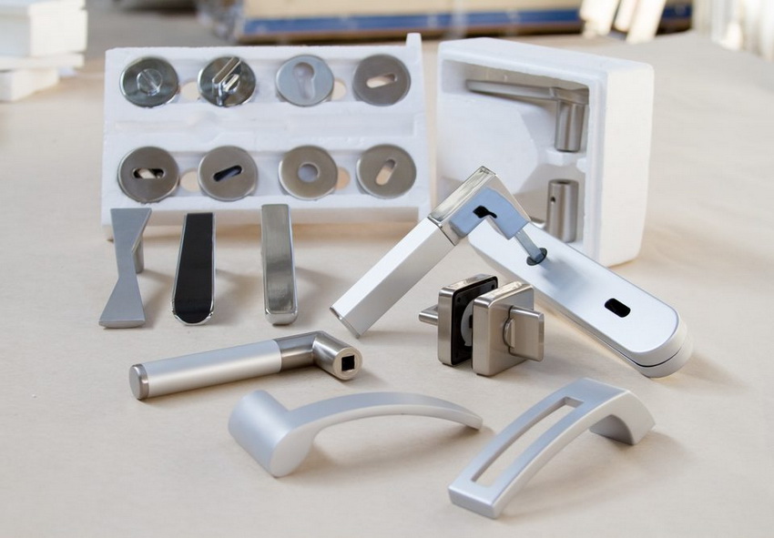 Lukon on vastattava mahdollisimman paljon oven ominaisuuksia ja tyyppiä, joten useimmiten ovenvalmistajat tuottavat tuotteita sarjassa Lukon on vastattava mahdollisimman paljon oven ominaisuuksia ja tyyppiä, joten useimmiten ovenvalmistajat tuottavat tuotteita sarjassa