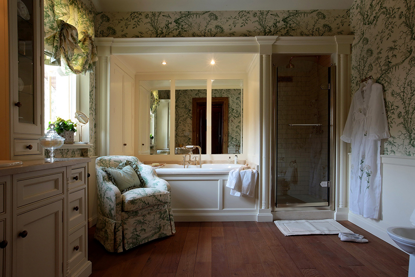 Ang banyo sa istilong Ingles ay dapat na malaki at maluwang hangga't maaari Ang banyo sa istilong Ingles ay dapat na malaki at maluwang hangga't maaari