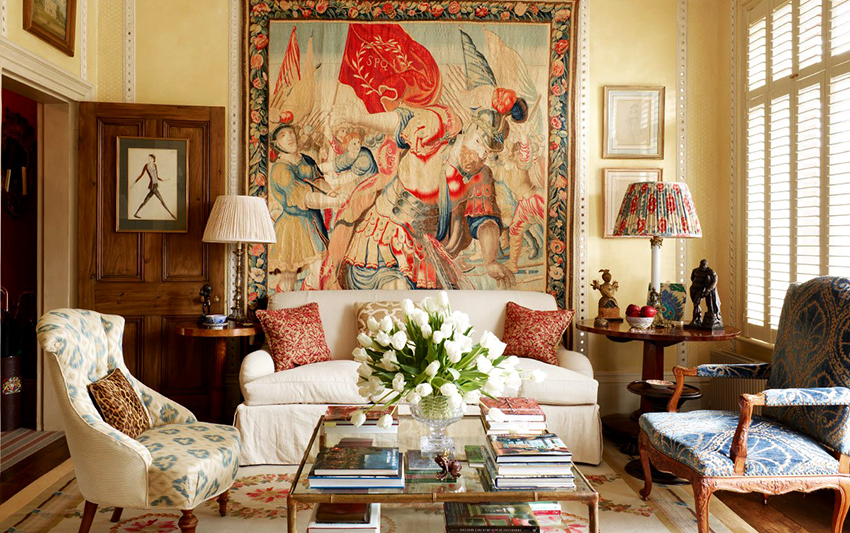 Ang mga table lamp ay may shade ng tela - isang mahalagang bahagi ng interior ng English Ang mga table lamp ay may shade ng tela - isang mahalagang bahagi ng interior ng English