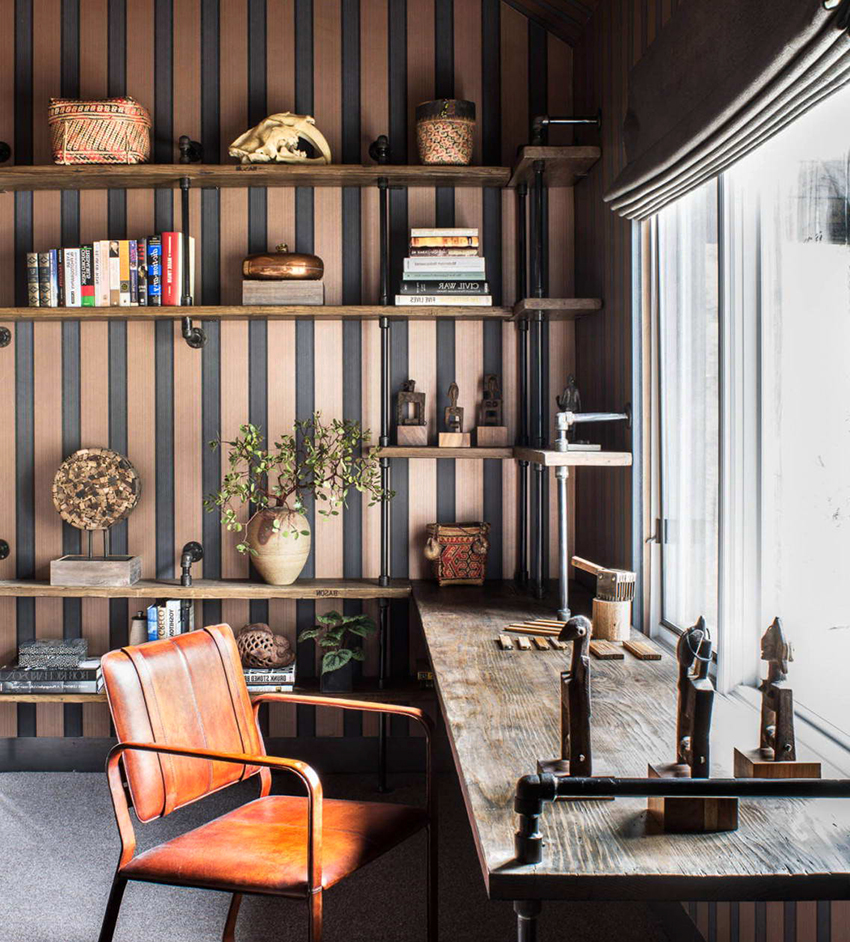 Ang silid sa istilong Ingles ay nailalarawan sa pamamagitan ng paggamit ng guhit na wallpaper. Ang silid sa istilong Ingles ay nailalarawan sa pamamagitan ng paggamit ng guhit na wallpaper.