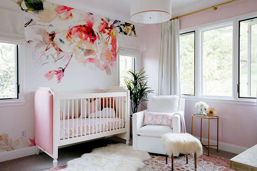 Før du lager en barneseng til en nyfødt, må du kjøpe en madrass