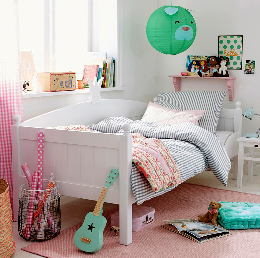 Først kjøpes en madrass som samsvarer med barnets parametere, den nøyaktige størrelsen på sengen vil avhenge av dette Først kjøpes en madrass som samsvarer med barnets parametere, den nøyaktige størrelsen på sengen vil avhenge av dette