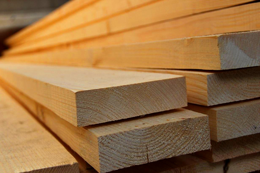 Det ideelle materialet for å lage en babyseng er tre.