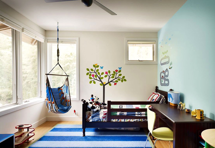 Naturligt træ betragtes som det bedste materiale til en babybed.